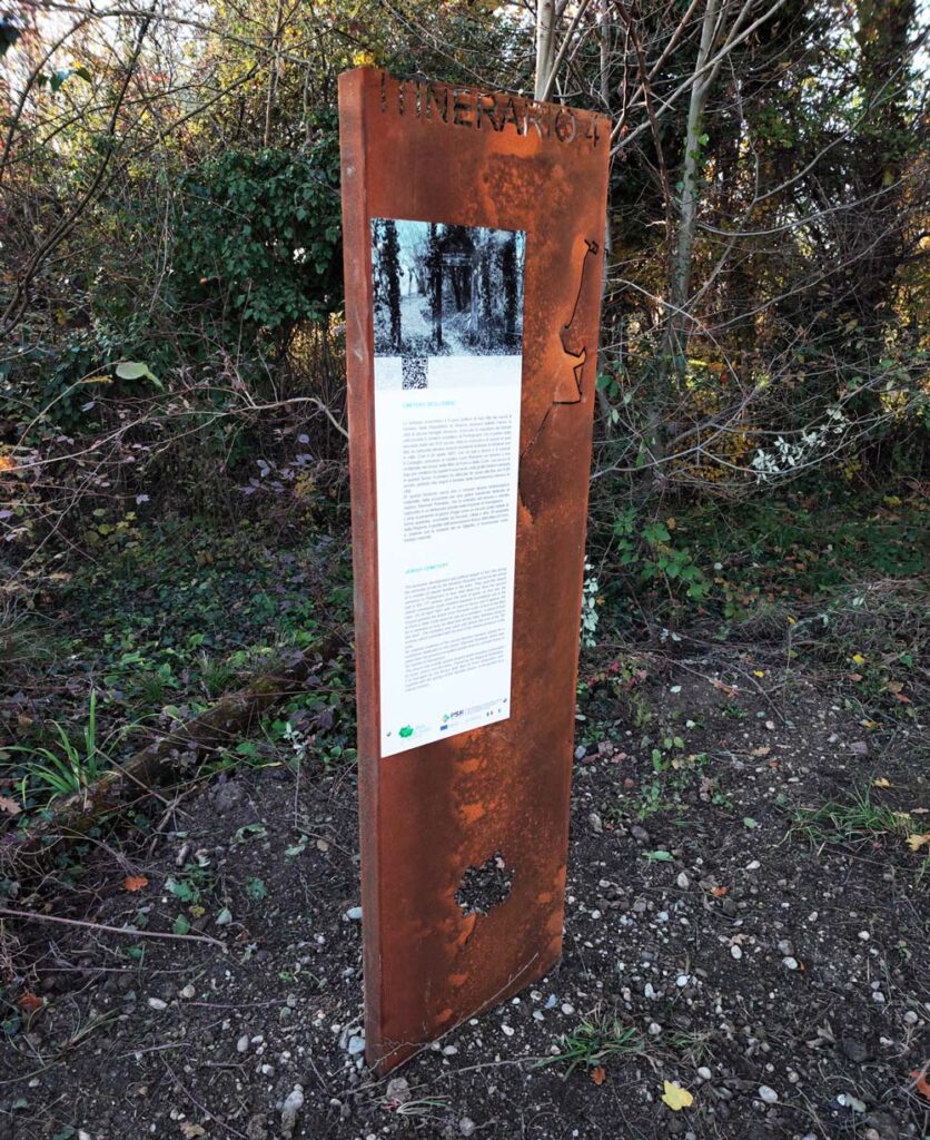 Foto dell'ingresso del Biotopo Antico Cimitero Ebraico e le Sorgenti del rio Vignella nell'Itinerario 4 - Città, boschi e castelli del progetto "Pais di Rustic Amour"